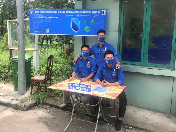 Đoàn thanh niên Xi măng Cẩm Phả xung kích đẩy mạnh tuyên truyền cài đặt app bluezone và các biện pháp phòng chống dịch